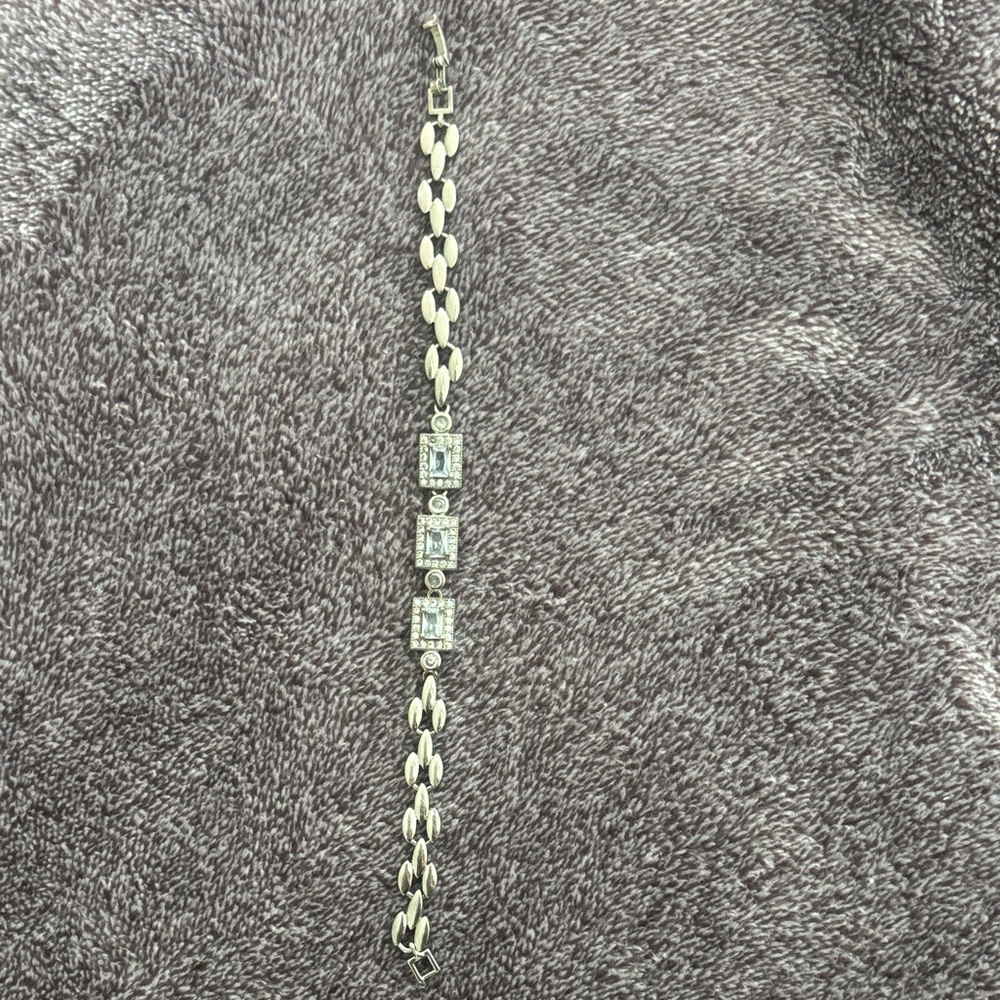 Elegant Silver Bracelet with Crystal Accents